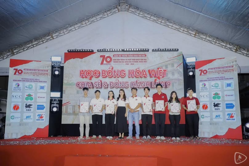 LỄ TRAO HỌC BỔNG “CHIA SẺ VÀ ĐỒNG HÀNH” LẦN 9 - NĂM 2024 LỄ TRAO HỌC BỔNG “CHIA SẺ VÀ ĐỒNG HÀNH” LẦN 9 - NĂM 2024